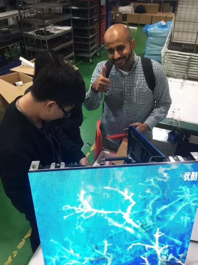 Eng.Abdullah O.Baothman对今年会的产品翘起了大拇指