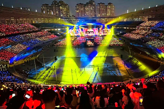 今年会300㎡透明屏和190000根荧光棒“点燃”周杰伦呼和浩特演唱会！